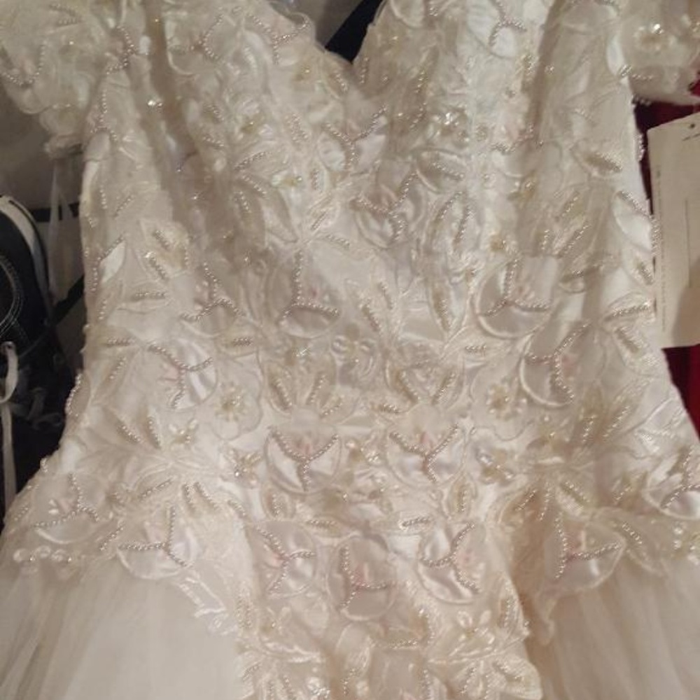 Gloria-Vanderbilt-Never-Worn-Beautiful-Wedding-Dr